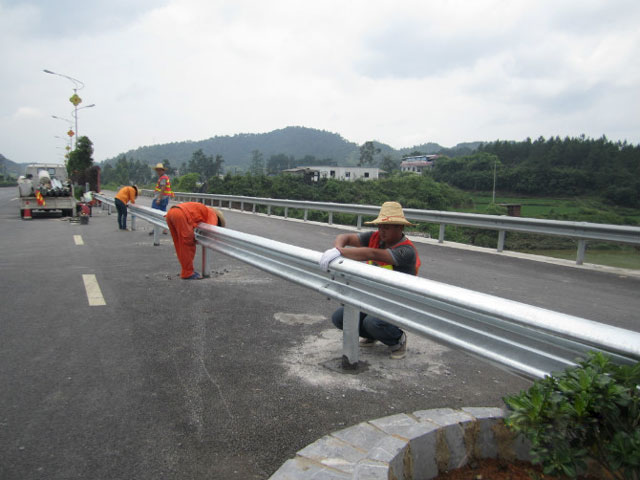 銅仁萬(wàn)山通村水泥（油）路改造波形護(hù)欄工程